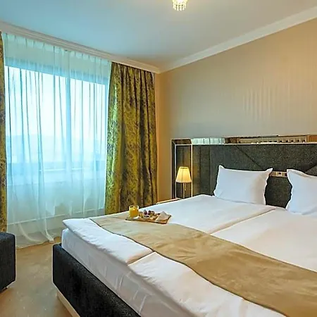 Astoria Grand
