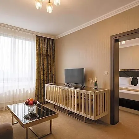 Astoria Grand